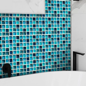 Detail von blauen Mosaik-Fliesenaufklebern mit Hochglanz für Badezimmer-Deko