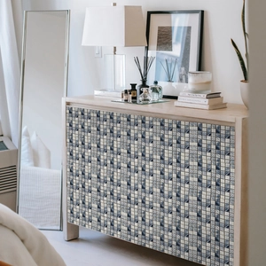 Sticker mosaïque bleu et gris appliqué sur une commode en bois de style scandinave