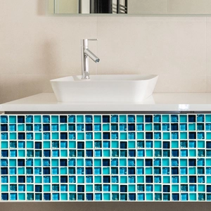 Detailansicht der blau-grünen Mosaikfliesenaufkleber an einer Badezimmer-Waschtischwand