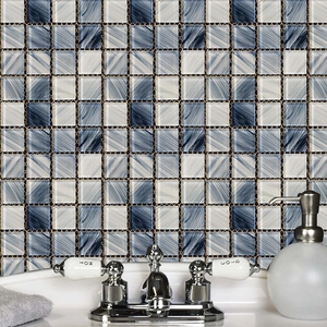 Vue détaillée des autocollants de carreaux mosaïque marbre bleu et blanc derrière un robinet