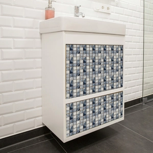 Autocollant de carrelage mosaïque bleu et gris appliqué sur un tiroir de meuble de bain