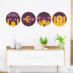 Détail de quatre stickers muraux du Ramadan avec mosquées dorées sur un mur blanc épuré