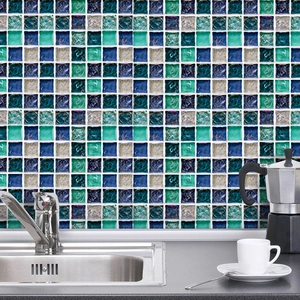 Autocollants de carreaux de mosaïque bleu et argent sur un mur de dosseret de cuisine