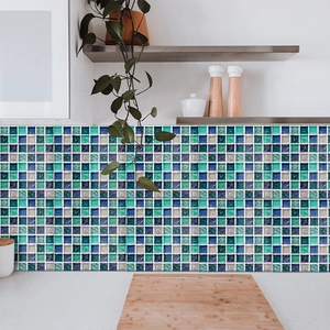 Crédence de cuisine avec stickers muraux mosaïque bleu et blanc dans une pièce lumineuse