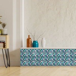 Détail d'autocollants mosaïque bleus et verts sur un meuble blanc pour la décoration