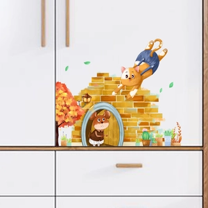 Cartoon Wandtattoo mit Katze und Mausloch für das Kinderzimmer auf weißer Schrankoberfläche
