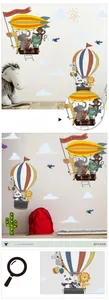 Dettaglio di adesivi murali con animali in mongolfiera e slogan Happy Adventure per bambini