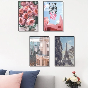 Détail d'un ensemble de 4 tableaux muraux avec fleurs et motifs urbains