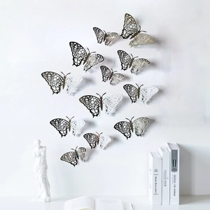 Vista detallada de pegatinas de pared de mariposa 3D caladas en negro plateado para hogar