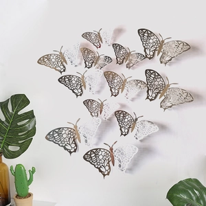 Detalle de pegatinas de pared de mariposas doradas huecas con patrones de flores y abejas