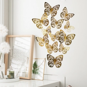 Makro-Detail goldener 3D hohler Schmetterling Wandaufkleber mit feinen Schnitztexturen