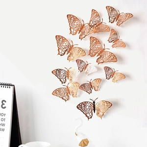 Vista macro detallada de mariposas 3D huecas en oro rosa para decoración de paredes de casa