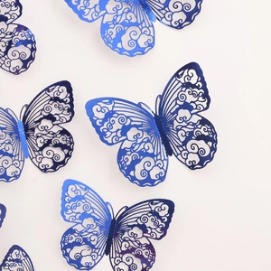 Nahaufnahme der hellblauen 3D Schmetterling Wandaufkleber mit eleganten Wolkenmustern