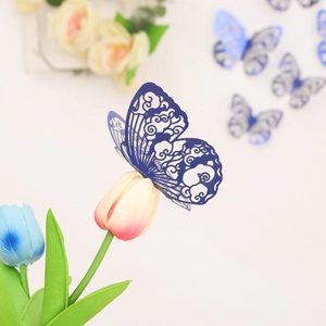 Detaillierte Nahaufnahme von 3D blauen Schmetterlings-Wandstickern aus Papier auf Tulpen