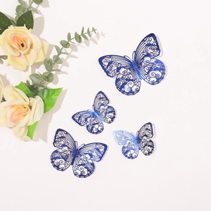 Detailansicht blauer lasergeschnittener Schmetterlings-Wandsticker mit Hohlmuster