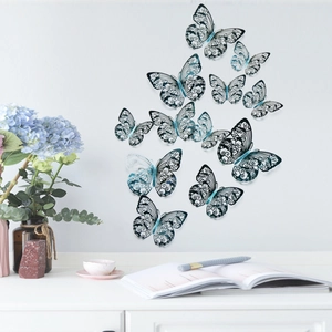 3D-Hohl-Schmetterlinge mit blauer Spitze an der Wand neben Büchern und Blumen