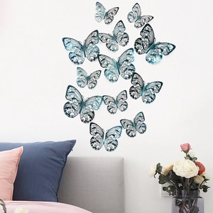 3D Schmetterlinge Wandtattoo in Blau mit Metallic-Effekt auf einer weißen Wohnzimmerwand