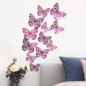 3D Magenta Schmetterlinge an der Wand zeigen dekorativen DIY-Effekt im Schlafzimmer