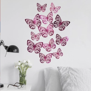 Detailansicht von 12 rosavioletten hohlen Papier-Schmetterlingen an der Schlafzimmerwand