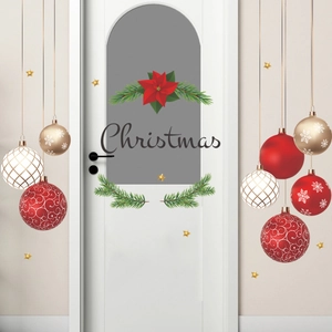 Détails des stickers de Noël avec boules festives et couronne de fleurs rouges sur porte blanche