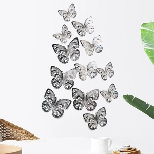 Detailansicht silberner 3D-Schmetterling-Wandaufkleber mit feinen Metallausschnitten