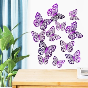3D hohle lila Schmetterling Wandaufkleber mit Laser-Mustern an einer weißen Innenwand