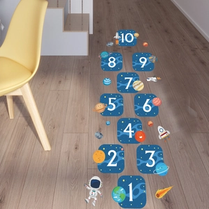 Adesivi murali gioco campana spazio per bambini con astronauti e razzi su parquet