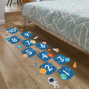 Dettaglio degli adesivi da pavimento a tema spazio per il gioco della campana dei bambini