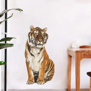 Sticker mural tigre réaliste pour chambre d'enfant sur mur blanc avec meubles en bois