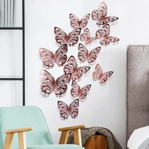 Detail von roségoldenen 3D-Hohl-Schmetterlings-Wandstickern in einem modernen Interieur