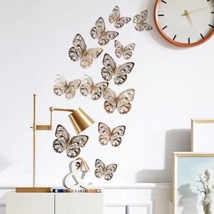 Detailansicht goldener 3D Schmetterling Wandaufkleber in einer modernen Inneneinrichtung