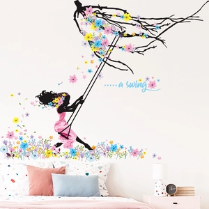 Adesivo murale romantico ragazza su altalena fiorita per decorazione della camera
