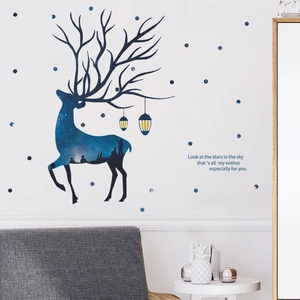 Moderne Wanddekoration mit blauem Sternen-Elch-Silhouette-Sticker und Spruch