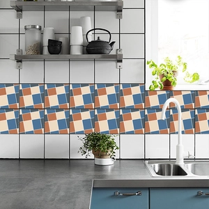 Dettaglio degli adesivi murali geometrici blu e arancioni in un ambiente cucina