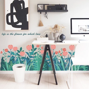 Sticker mural plinthe fleurs tropicales avec tulipes roses et feuilles vertes décoratives
