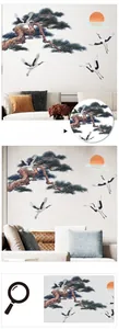 Detail eines Wandtattoos im chinesischen Stil mit Sonnenaufgang, Kranich und Kiefer