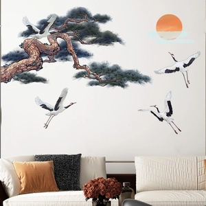 Wandtattoo im Tuschestil mit Kiefer, Kranichen und Sonne über dem Sofa im Wohnzimmer