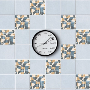 Geekcook Mathematik Wanduhr mit Formeln auf blauem geometrischem Fliesenuntergrund