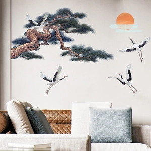 Wandtattoo im chinesischen Stil mit Pinien Kranichen und roter Sonne über dem Sofa