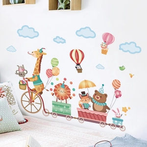 Stickers muraux train d'animaux avec montgolfières et nuages pour chambre d'enfant