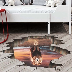 Dettaglio adesivo 3D per pavimento con leone e riflesso in acqua al tramonto