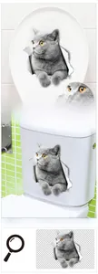 Dettaglio dell'adesivo 3D con gatto grigio su coperchio del water con alta saturazione