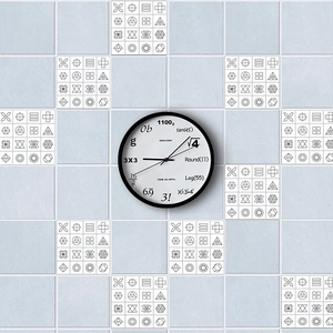 Vista dettagliata dell'orologio da parete geek creativo con formule matematiche su piastrelle