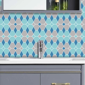 Détail des stickers carrelage géométriques bleus à texture mate sur un mur de salle de bain