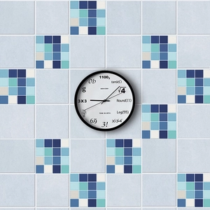 Orologio da parete creativo GEEKCOOK con formule matematiche su sfondo a piastrelle blu
