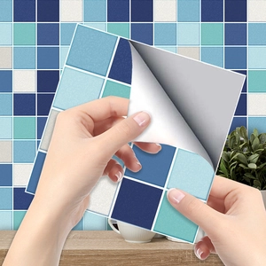 Dettaglio dell'adesivo murale a mosaico blu autoadesivo per una facile installazione