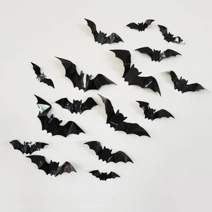 Set mit 14 schwarzen 3D-Fledermaus-Wandstickern für Halloween auf weißem Hintergrund