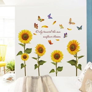 Detailansicht der Sonnenblumen-Wandaufkleber mit bunten Schmetterlingen für die Wanddekoration