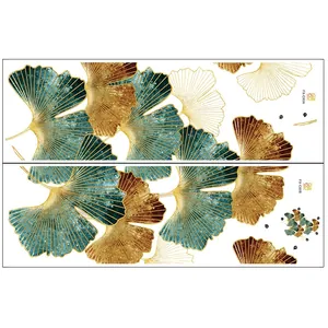 Dettaglio di adesivi murali con foglie di ginkgo in blu pietra e oro metallico