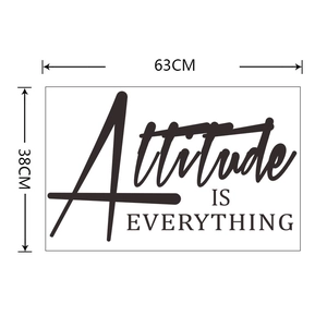 Détail de l'autocollant Attitude is Everything avec dimensions de 63cm sur 38cm